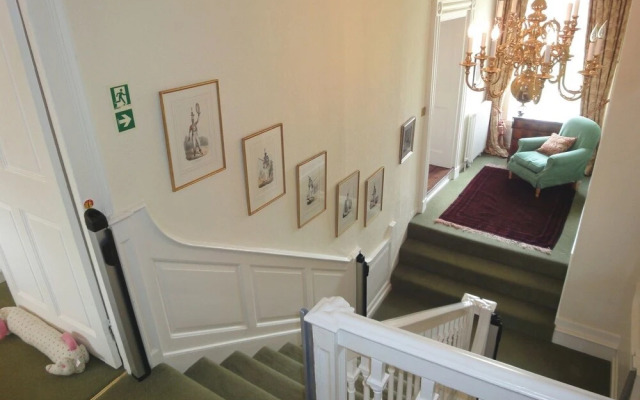 Abbots Manor