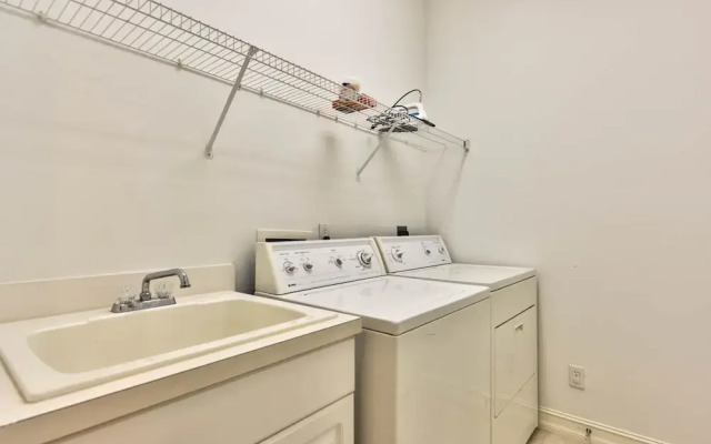 Neapolitan - Newly Renovated 3-BR Luxury Home with Private Pool. Enjoy a Fully Equipped Kitchen and Free Wi-Fi