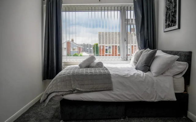 Stylish 4 Bed Apartment- Private Garden & Sleeps 8