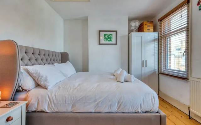 Stylish 2BD with Private Garden & Sauna