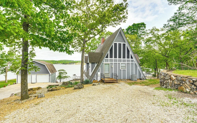 Waterfront Yard, Dock + Game Room: Linn Creek Home