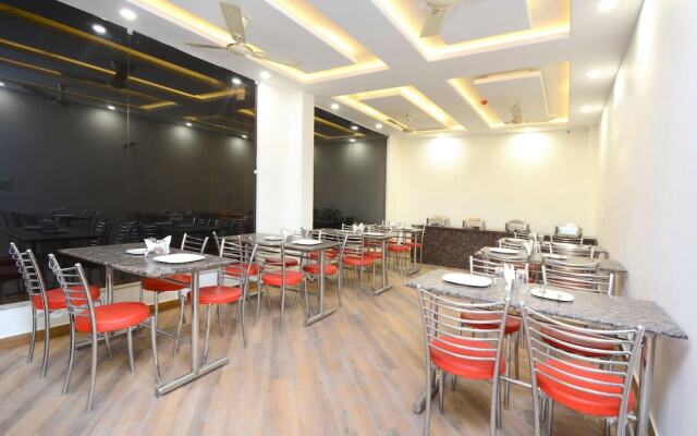 OYO 27061 Hotel Magnum