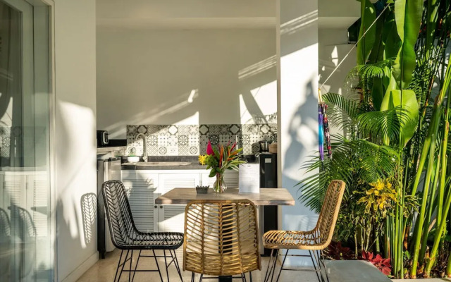 Romantic Jungle Villa, 1 BR, Ubud With Staff