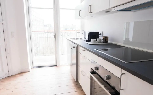 Beautiful 2-bed With Large Balcony