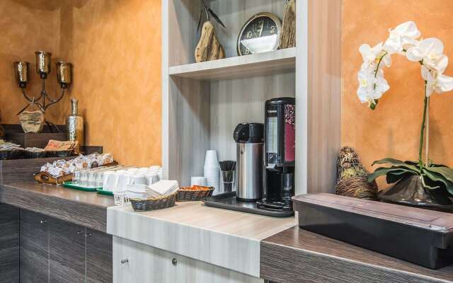 Econo Lodge Inn & Suites