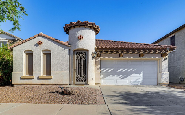 Poolside Oasis: Group-friendly Getaway in Phoenix!
