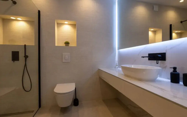 Moonlit Mirage Villa With Pool, Gym and Sauna