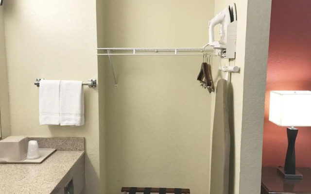 Super 8 by Wyndham Greensburg