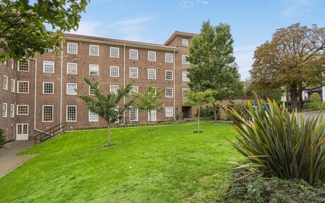 Peaceful Putney Apartment by Underthedoormat