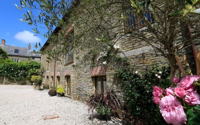 Easton Court - Large Character Barn Near Salcombe