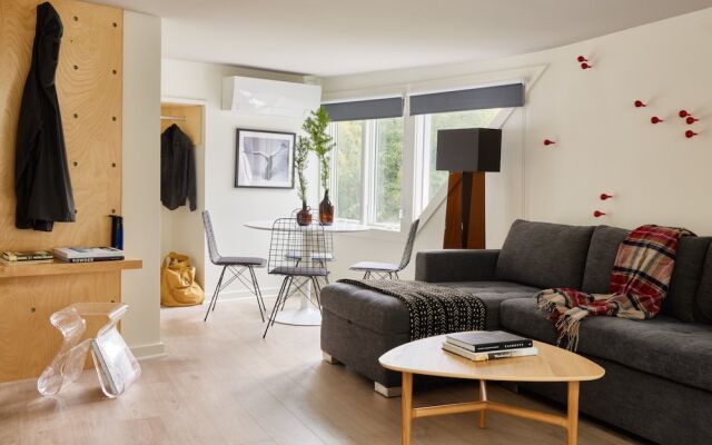 Tälta Lodge, A Bluebird by Lark