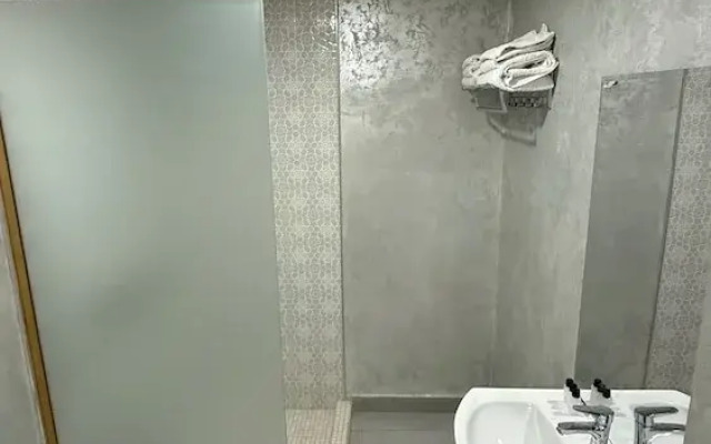 Отель Saroy Gardens