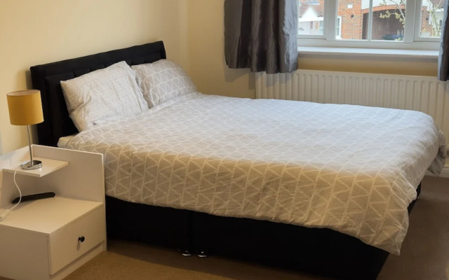 Lovely 2 Bedroom Family Holiday Home in London