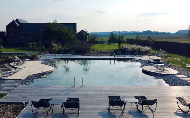 Splendid Castle in Perwez-haillot With Sun-loungers