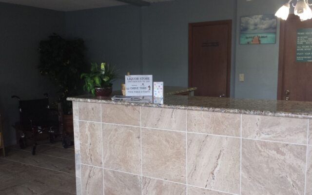 Airport Motor Inn Lounge/Package Store