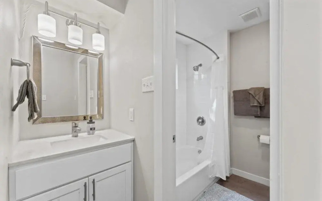 Charming Studio Close to Downtown and Domain
