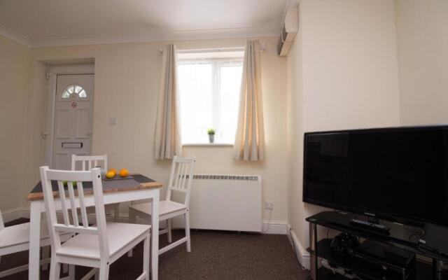 Stayzo Penthouse Accommodation 1- Premier Lodge