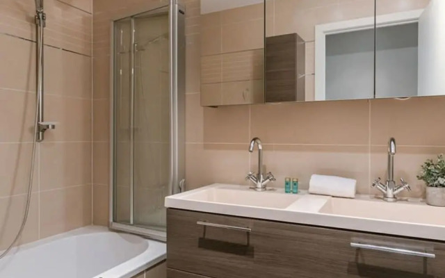 Spacious Apartment With Lateral sea View