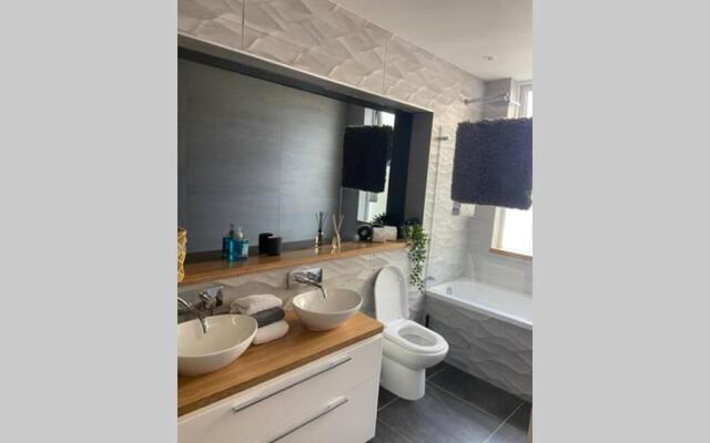 Central, stylish 3 bed apartment with sea views