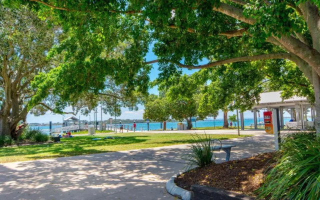 Lowset home on the canal - Dolphin Dr, Bongaree