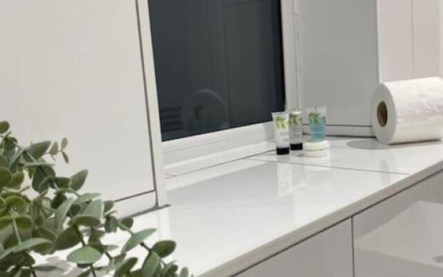 No25-Luxe Living Guest House- 2 Bed-WIFI-Free Parking-City- Beach