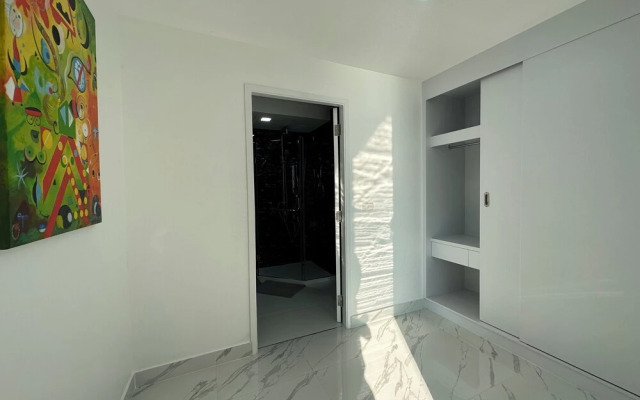 Stunning Beachfront View Luxurious Apt 2