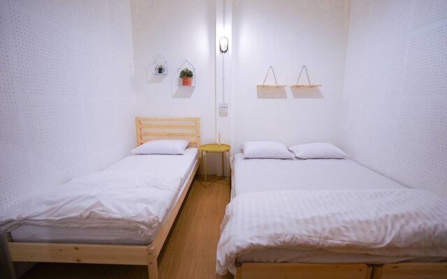 Simple to Sleep Hostel