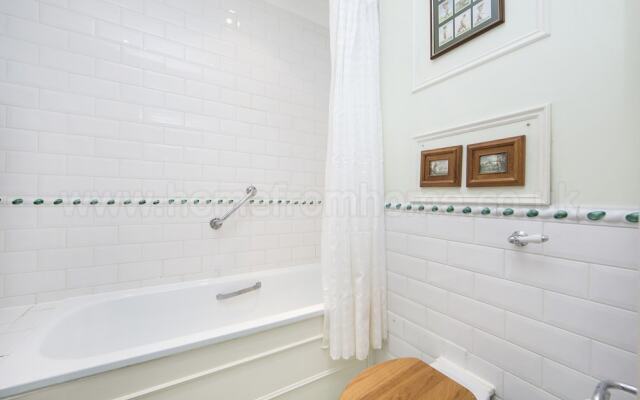Brunswick Gardens - Cosy Apartment in a Cherry Tree Lined Street- Notting Hill