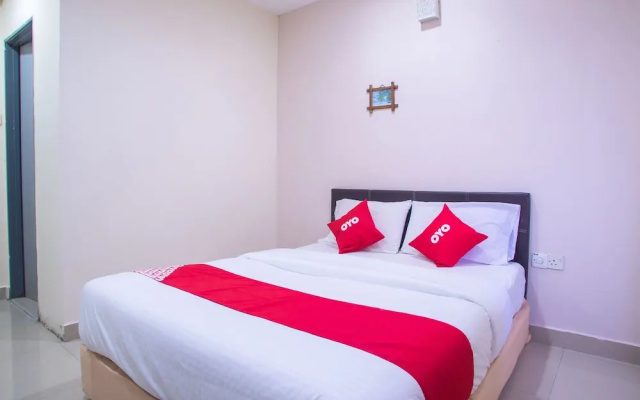 OYO 44010 Royals Star Hotel