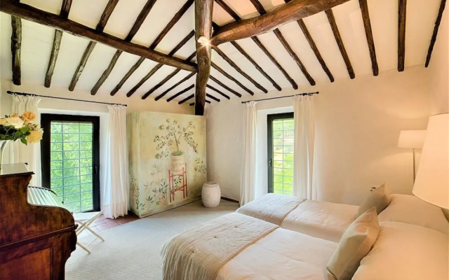 Villa in Castellina w. Pool, Garden & Winery