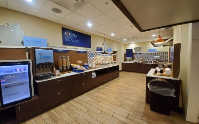 Holiday Inn Express & Suites Sandusky by IHG