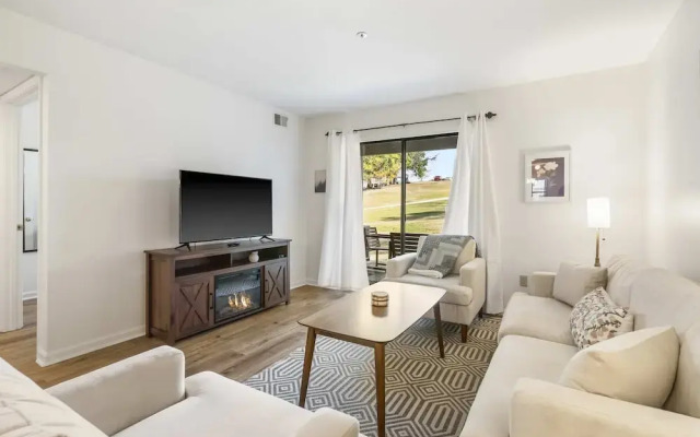 Royal Ridge Modern Condo for 4