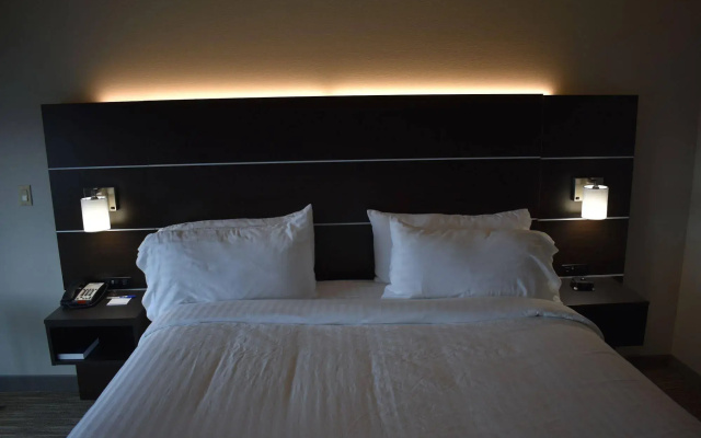 Holiday Inn Express & Suites Parkersburg East by IHG