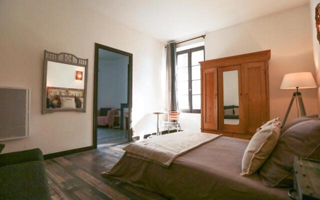 Maison atypique dans cité médiévale