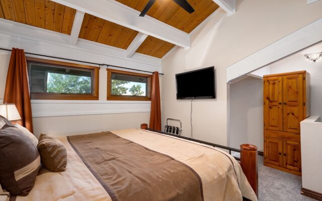 Herbage E2 Townhouse Near Mountain Base by RedAwning