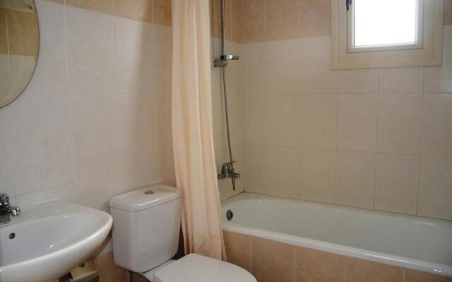 2 bedroom apartment E8 located pool level, sea view, FREE WIFI