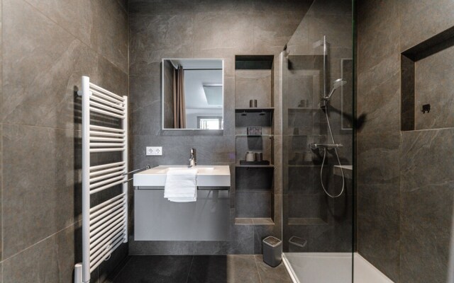Stylish 1BR Apt w Balc Cloche dOr