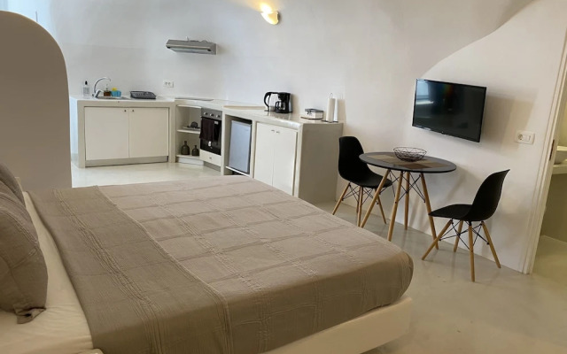 Fira-cave-sleeps 13-parking-pool-pet Friendly
