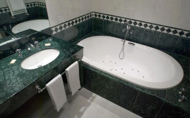 Maxim Hotel