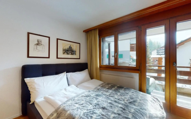 Bright studio with balcony & view to the Matterhorn
