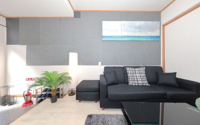 Namba East House01
