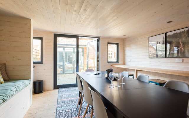 The Navy Court - Scandinavian Inspired 4BDR Central Home