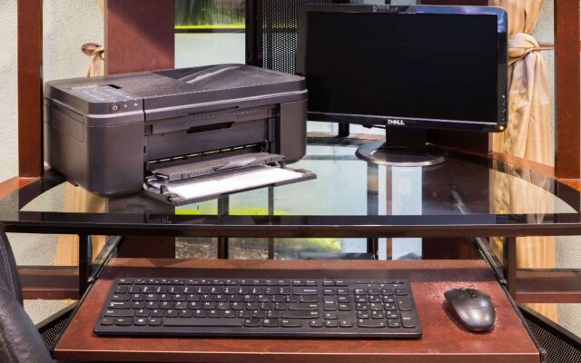 Super 8 by Wyndham Kinder LA