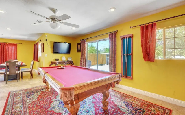 Las Vegas Elegance! Pool Table & Sparkling Pool! 3 Bedroom Home by RedAwning