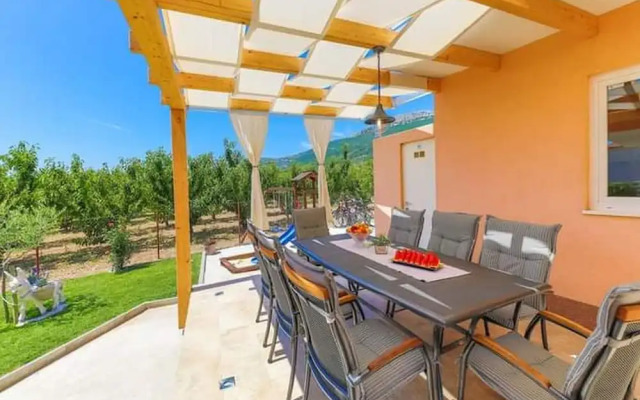 Kastel Luksic Scenic Villa With Pool