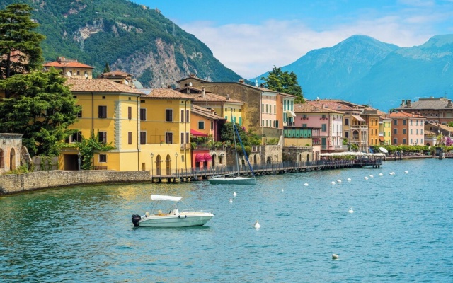 Liano Rosa-view Lake & Parking