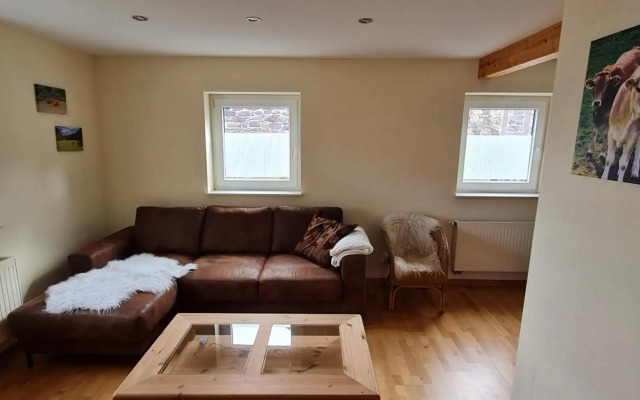 Eifelhof mit Obstbaumwiese