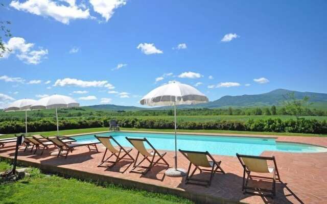 Spacious Farmhouse in Pienza with Swimming Pool