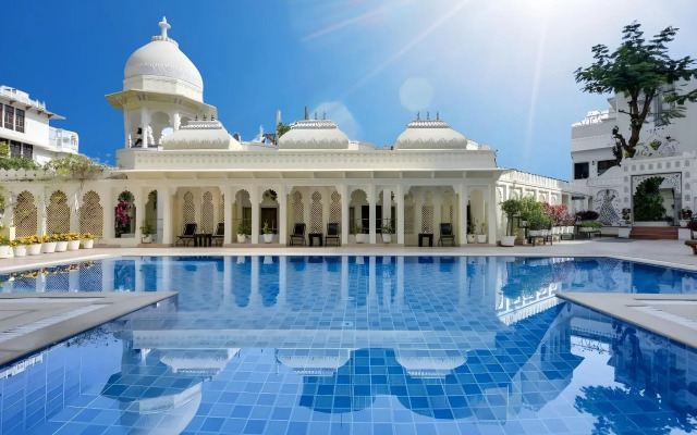 Swaroop Vilas - Lake Facing Boutique Hotel