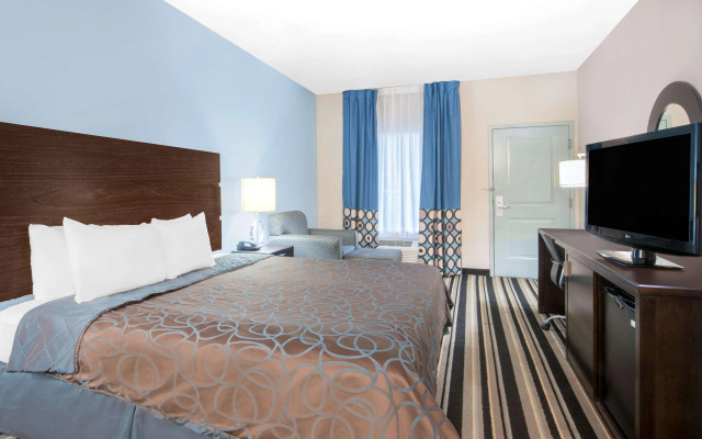 Super 8 by Wyndham Dilley TX